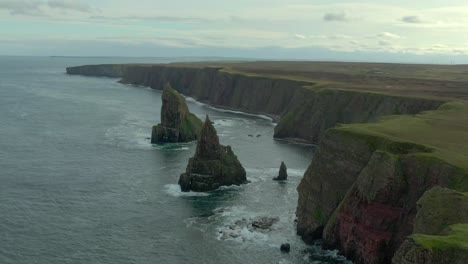 Luftaufnahme-Von-Duncansby-Head-Und-Sea-Stacks-An-Einem-Bewölkten-Tag