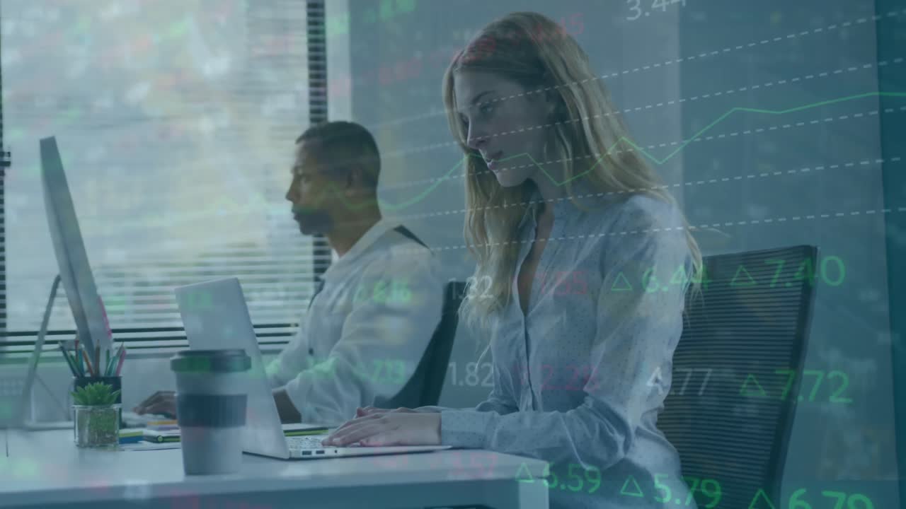 animación del procesamiento de datos del mercado de valores contra una mujer caucásica que usa una computadora portátil en la oficina