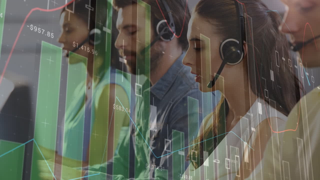 animación del procesamiento de datos financieros sobre diversas personas de negocios con auriculares