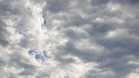 Las-Nubes-Grises-Se-Mueven-A-Través-Del-Cielo-Revelando-Gradualmente-El-Cielo-Azul-En-Movimiento-De-Lapso-De-Tiempo