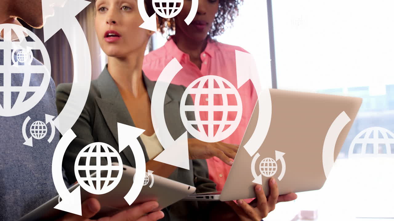 animación de flechas alrededor de los iconos del globo sobre diversos compañeros de trabajo discutiendo informes en la computadora portátil en la oficina