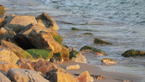 Olas-Del-Océano-Rompiendo-En-Las-Rocas-De-La-Playa-En-Rayong,-Tailandia