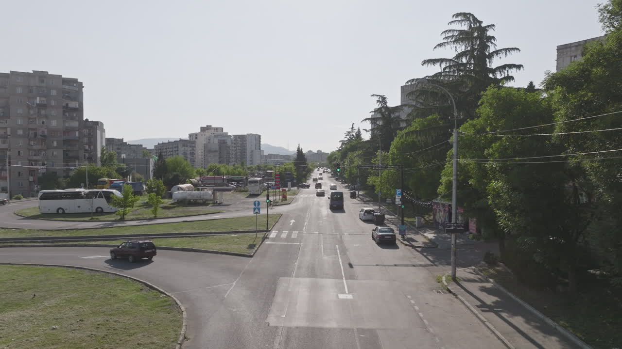 toma aérea estática de autos que viajan a lo largo de la carretera en el centro de georgia