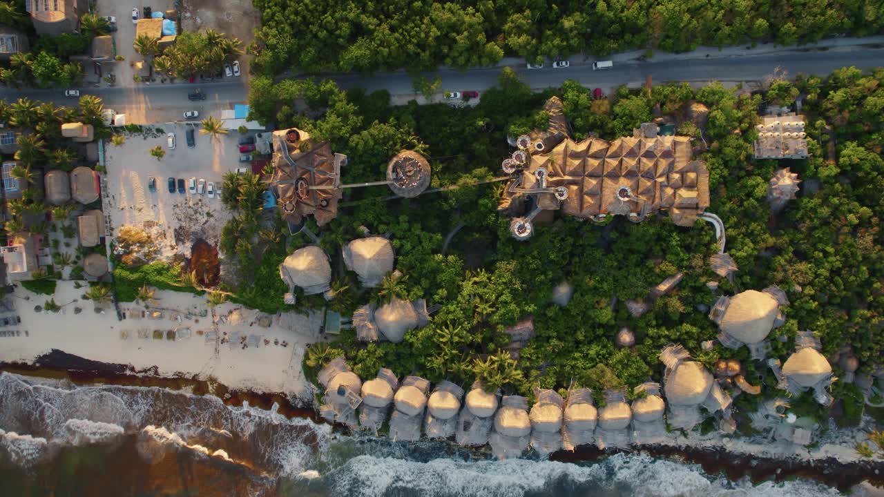 vista aérea de arriba hacia abajo bajando sobre la parte superior del azulik, resort en méxico