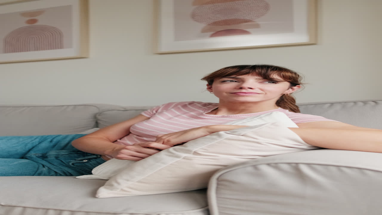 mujer feliz relajándose en casa