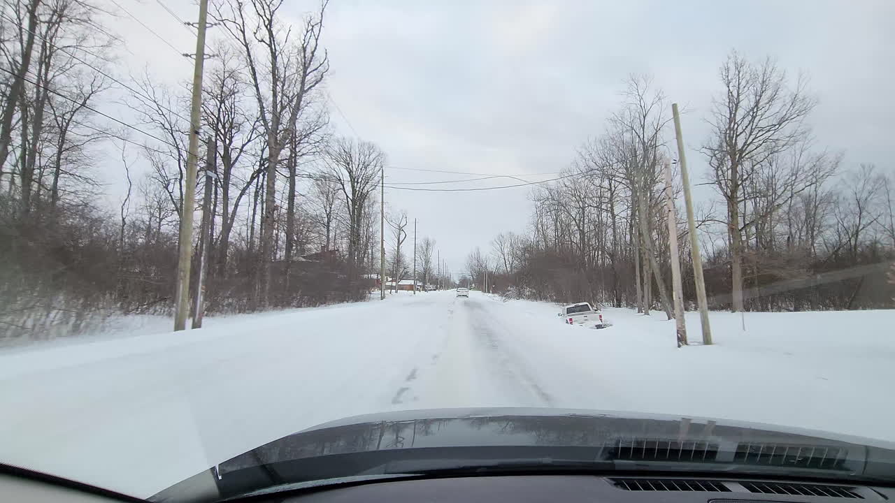 캐나다 온타리오주 포트에리의 눈 덮힌 도로를 따라 운전하는 차 내부에서 눈 포브에 갇힌 자동차