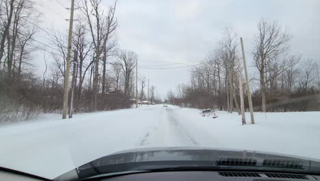 加拿大安大略省埃里堡 (fort erie) 的雪地道路上,一辆车被困在雪地中.