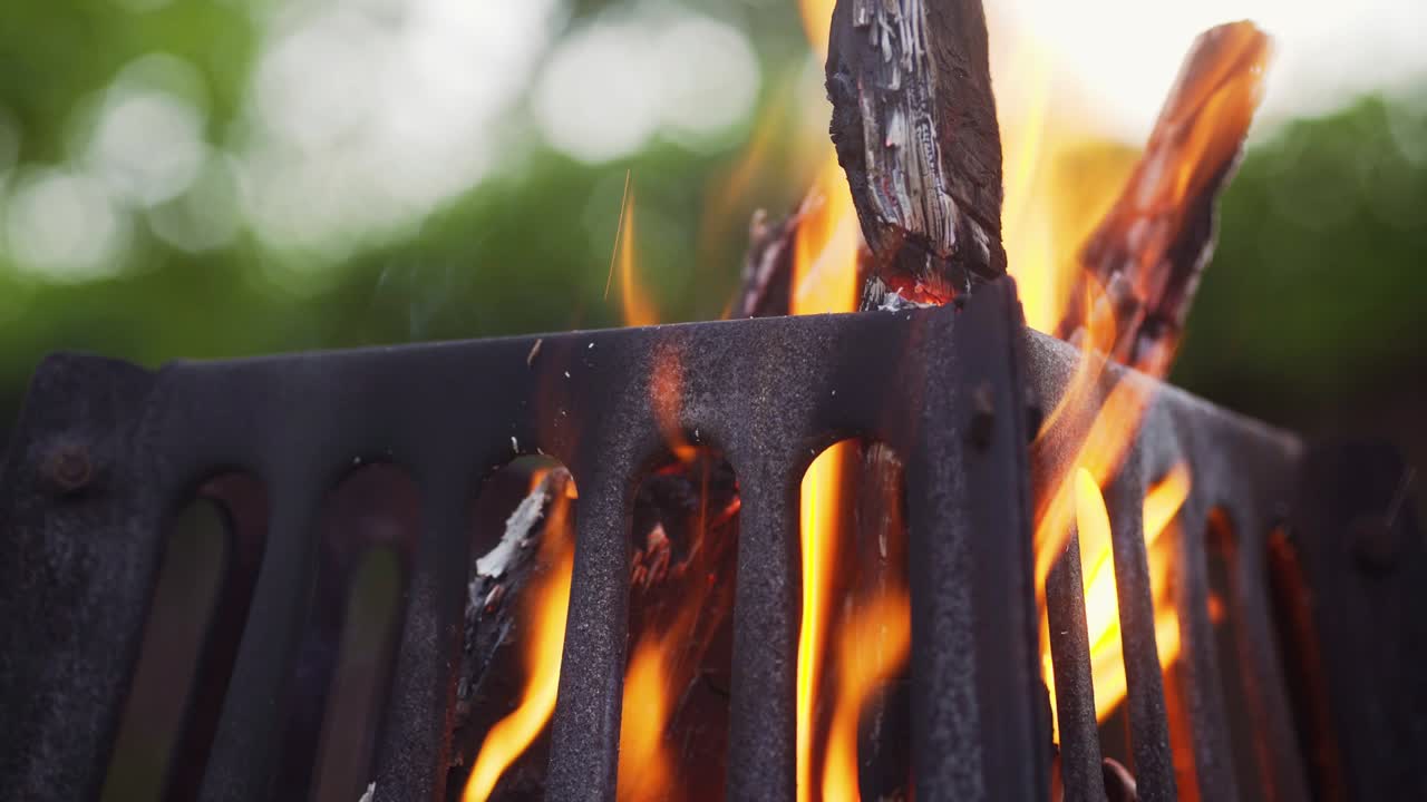 흐릿한 배경에 그리드와 함께 오래된 brazier에서 연료 불타는