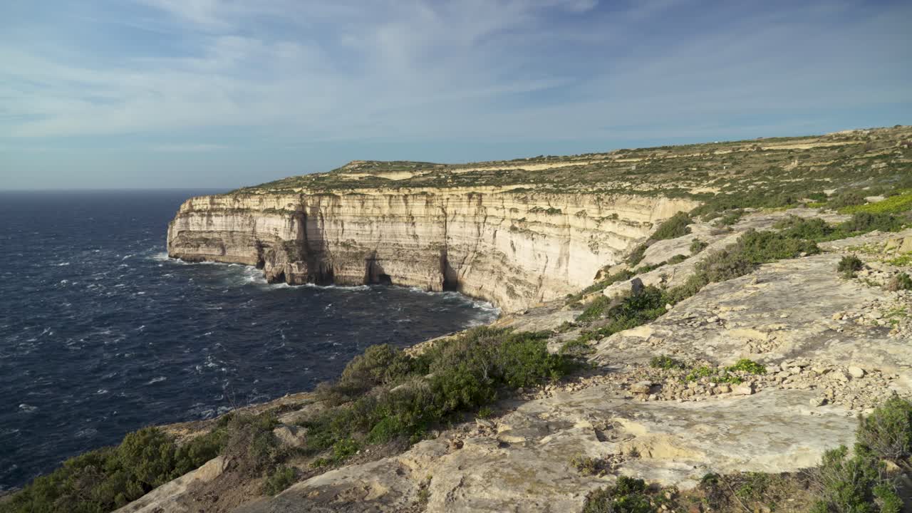 vista panorámica del mar mediterráneo y los acantilados de la isla de gozo en un día ventoso