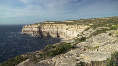 Vista-Panorámica-Del-Mar-Mediterráneo-Y-Los-Acantilados-De-La-Isla-De-Gozo-En-Un-Día-Ventoso