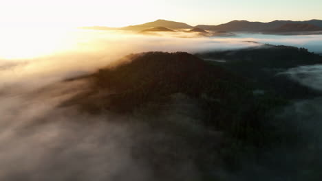 Amanecer-Brumoso-Sobre-El-Lago-Santeetlah-En-Carolina-Del-Norte-Panorámica