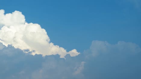 tiempo lapse nubes y cielo azul soleado, bucle de nubes blancas sobre cielo azul con rayos de sol, vista aérea, nubes tiempo de movimiento, naturaleza cielo azul un clima blanco y despejado. video 4k.