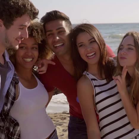 amigos haciendo selfies en la playa
