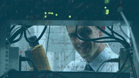 animación de fórmulas matemáticas sobre ingeniero masculino trabajando en la sala de tecnología