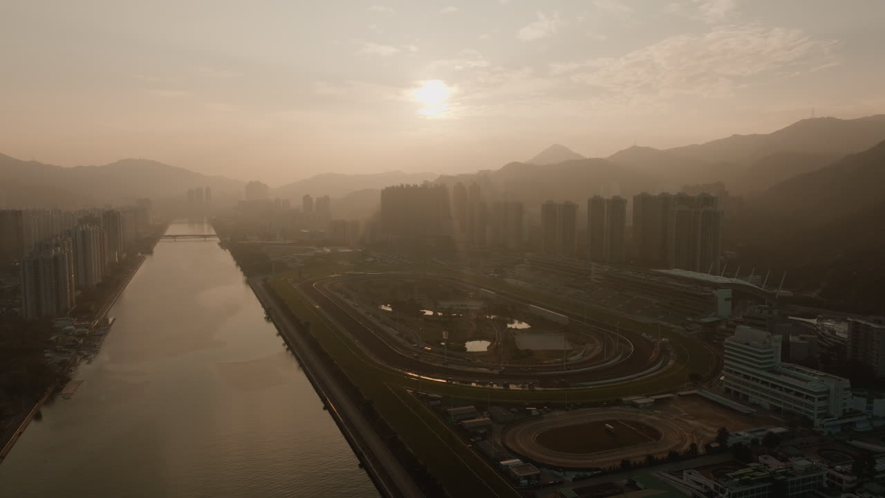 hermosa toma estática de drones de la puesta de sol en una ciudad