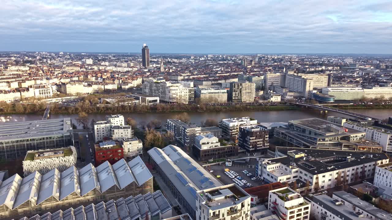 Dronepanorama over Nantes' bybillede nær Loire-floden med Haudeline-broen, Nantes Universitetshospital og Tour Bretagne-tårnet i baggrunden, Nantes, Loire-Atlantique, Frankrig
