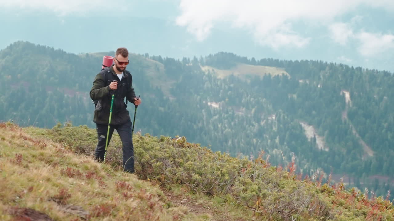 un excursionista en un sendero de montaña