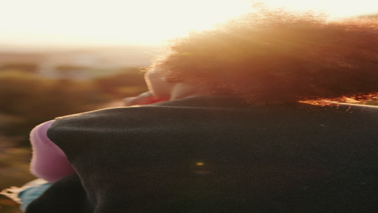 Mulher admirando a vista do pôr do sol