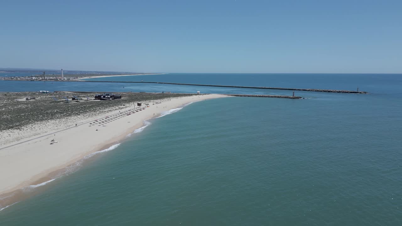Luftaufnahme der Meereslandschaft von Ilha do Farol in der Tourismusregion Algarve an Portugals Südküste