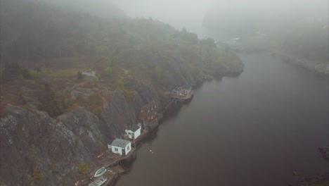 La-Niebla-Envuelve-El-Paisaje-Y-Las-Pequeñas-Casas-A-Lo-Largo-De-Una-Bahía-Protegida