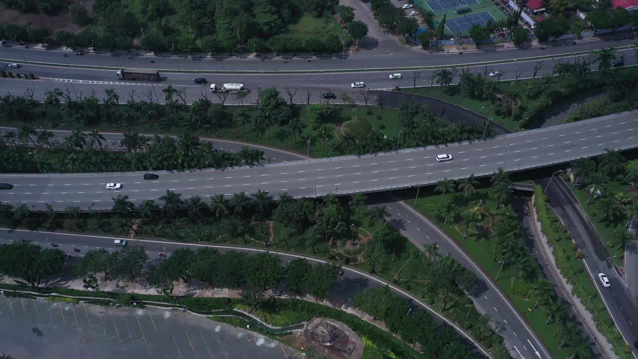 화창한 날 차량 통행이 많은 번잡하고 복잡한 도로 시스템의 하향식 공중 전망