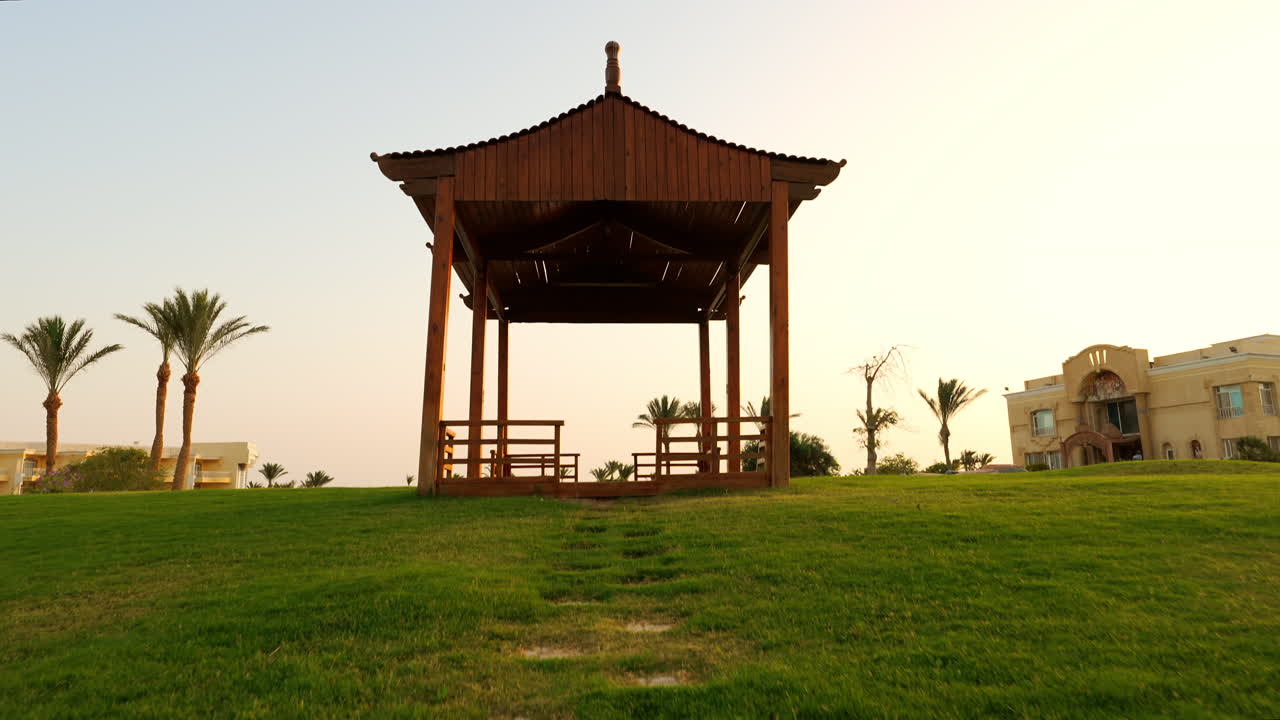 이집트 후르가다의 열대 리조트에 있는 푸른 잔디에 있는 목조 여름 집