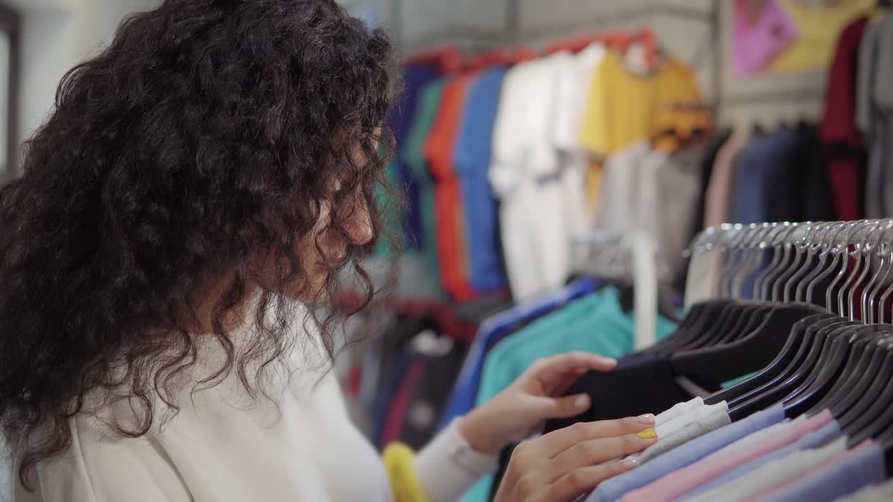 mujer comprando ropa en una tienda de ropa