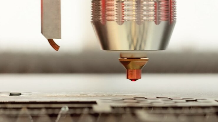 Taglio laser CNC di metallo, moderna tecnologia industriale.