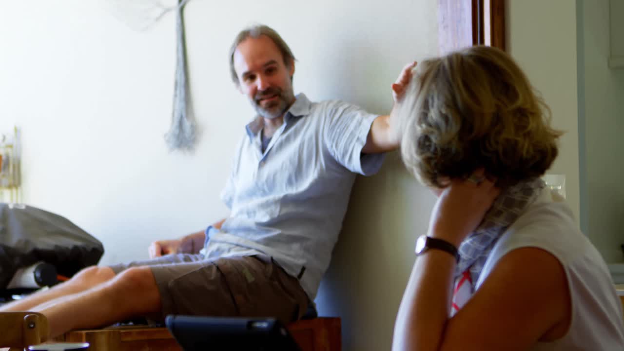 pareja interactuando entre sí en casa 4k