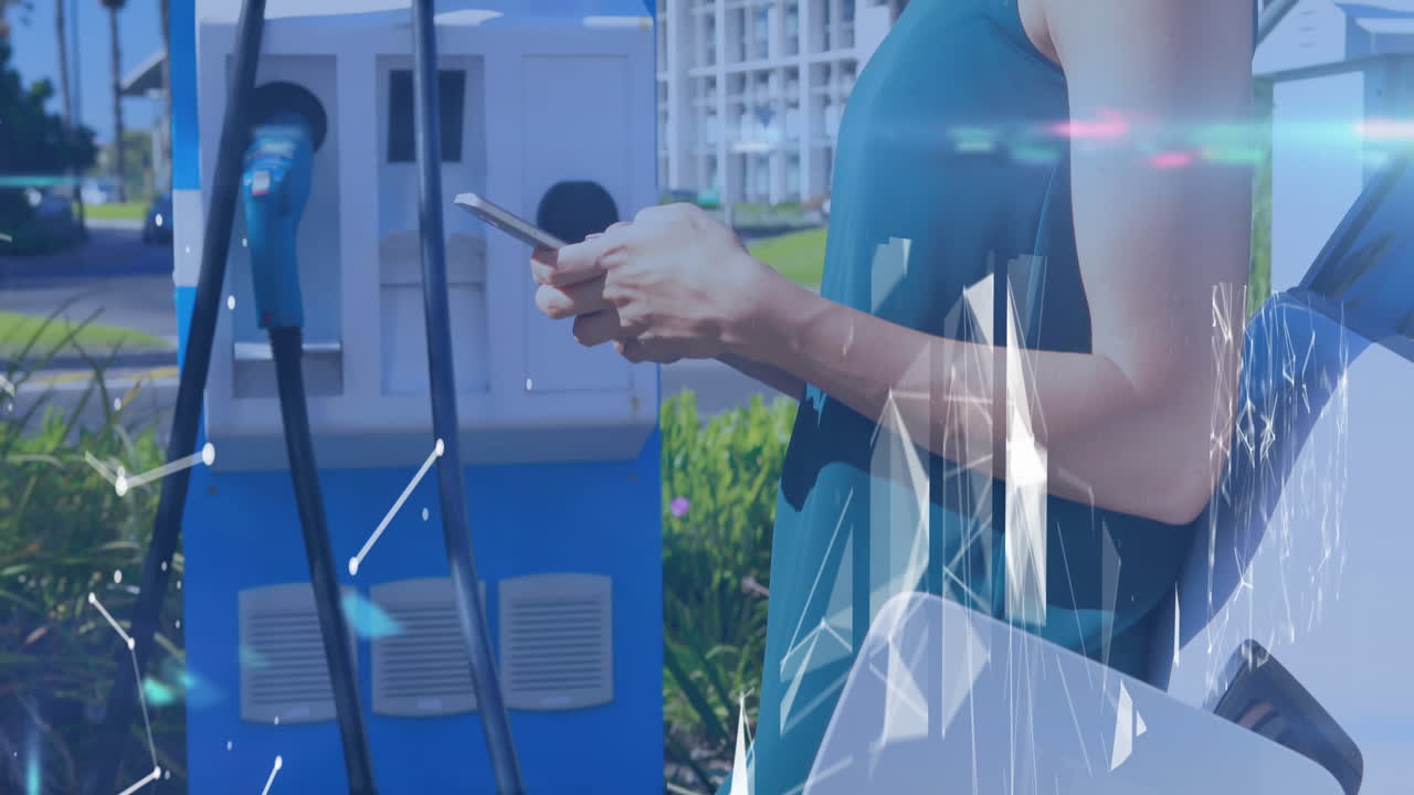 전기 자동차를 충전하는 백인 여성에 대한 데이터 처리의 애니메이션