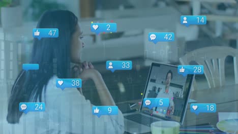 Animación-De-Reacciones-En-Las-Redes-Sociales-Sobre-Una-Mujer-Birracial-Que-Realiza-Una-Videollamada-En-Una-Computadora-Portátil.