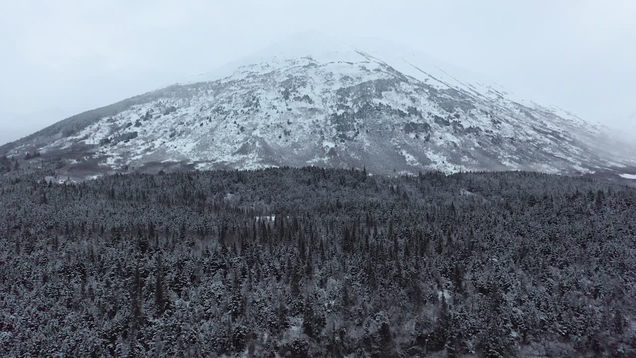 Drone menjauh dari Gunung Alaska
