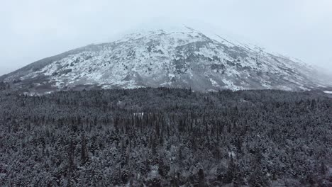 Un-Dron-Se-Aleja-De-Una-Montaña-De-Alaska