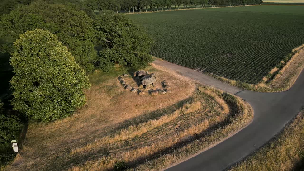 시골 풍경 에 있는 메갈리트 기념물 의 공중 사진