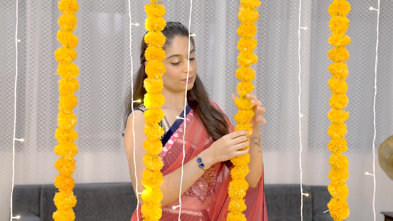 mujer india decorando el hogar para diwali