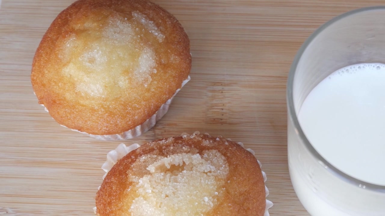 Muffin zuccherati su legno, la gioia confortante della cottura casalinga.
