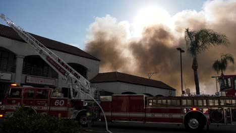 Rauch,-Der-Von-Einem-Großen-Gebäudebrand-Aufsteigt