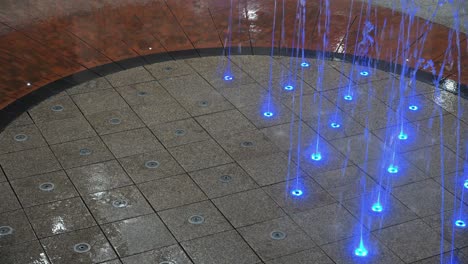 fuentes de agua coloridas en un centro comercial