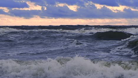 Olas-En-El-Mar-Durante-Una-Tormenta-Al-Atardecer