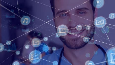 un médico está sonriendo mientras mira una pantalla de computadora