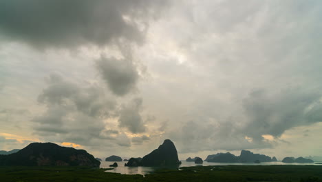 Vista-De-Lapso-De-Tiempo-En-La-Bahía-De-Halong,-Vietnam-Del-Norte.