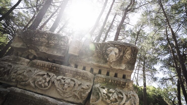 Trabalho artesanal intrincado na parede do Templo de Apolo em Antália, Turquia
