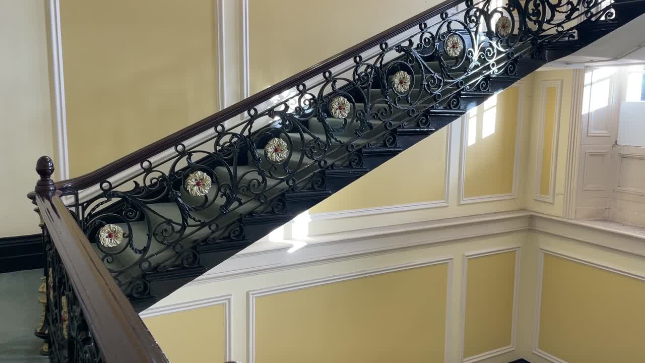 gran escalera en un edificio histórico