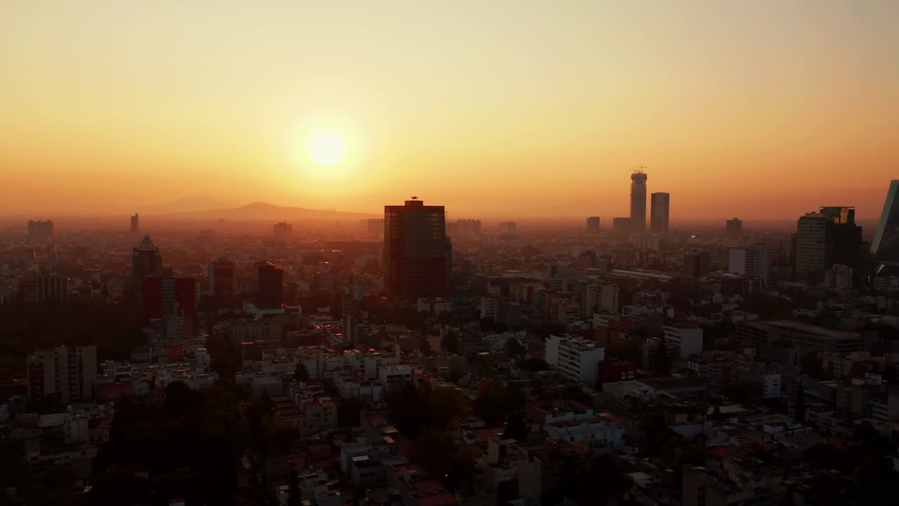 Cena de amanhecer enevoado na Cidade do México, com voo lateral lento de drone aéreo