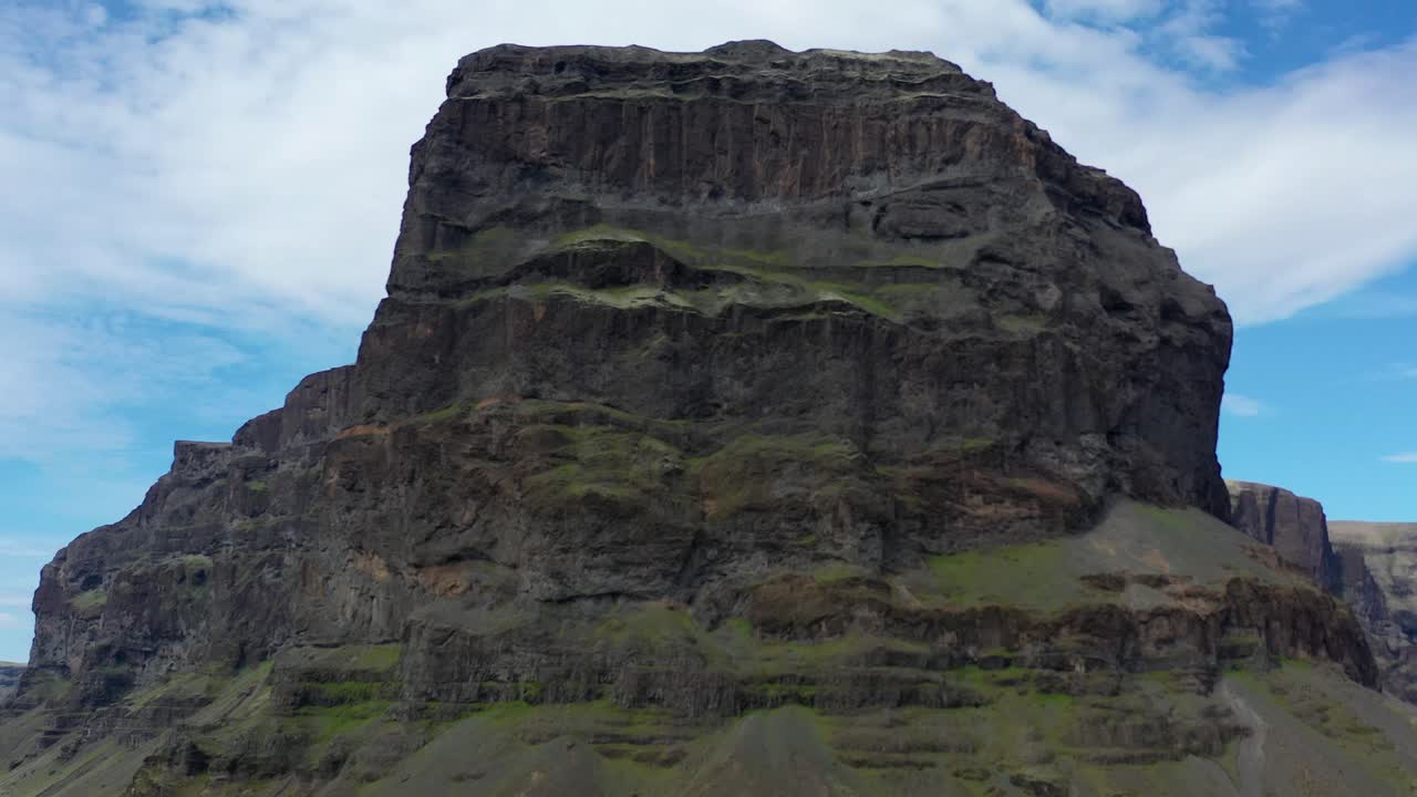 아이슬란드의 극적인 산꼭대기