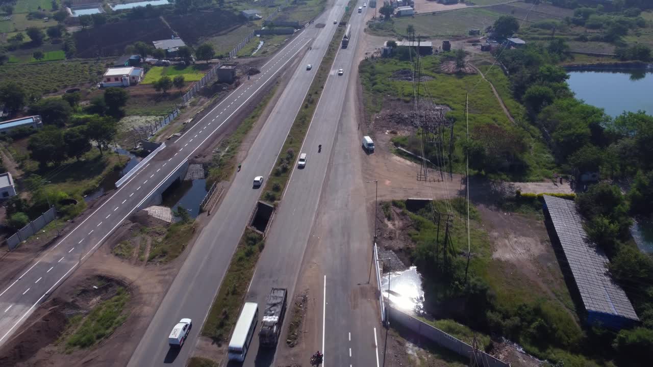 나그푸르(nagpur)라고도 알려진 삼루디 마하마르그(samruddhi mahamarg)에서 건설 중인 6차선 고속도로인 뭄바이 슈퍼 커뮤니케이션 고속도로(mumbai super communication expressway)로 가는 인터체인지에서 푸네 나시크 고속도로(pune nashik highway)를 여행하는 드론 뷰
