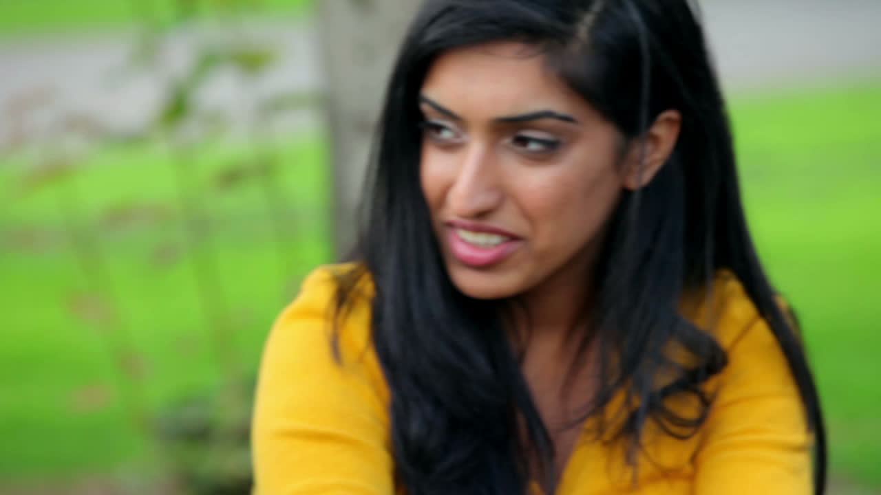 estudiantes teniendo una conversación juntos en el césped