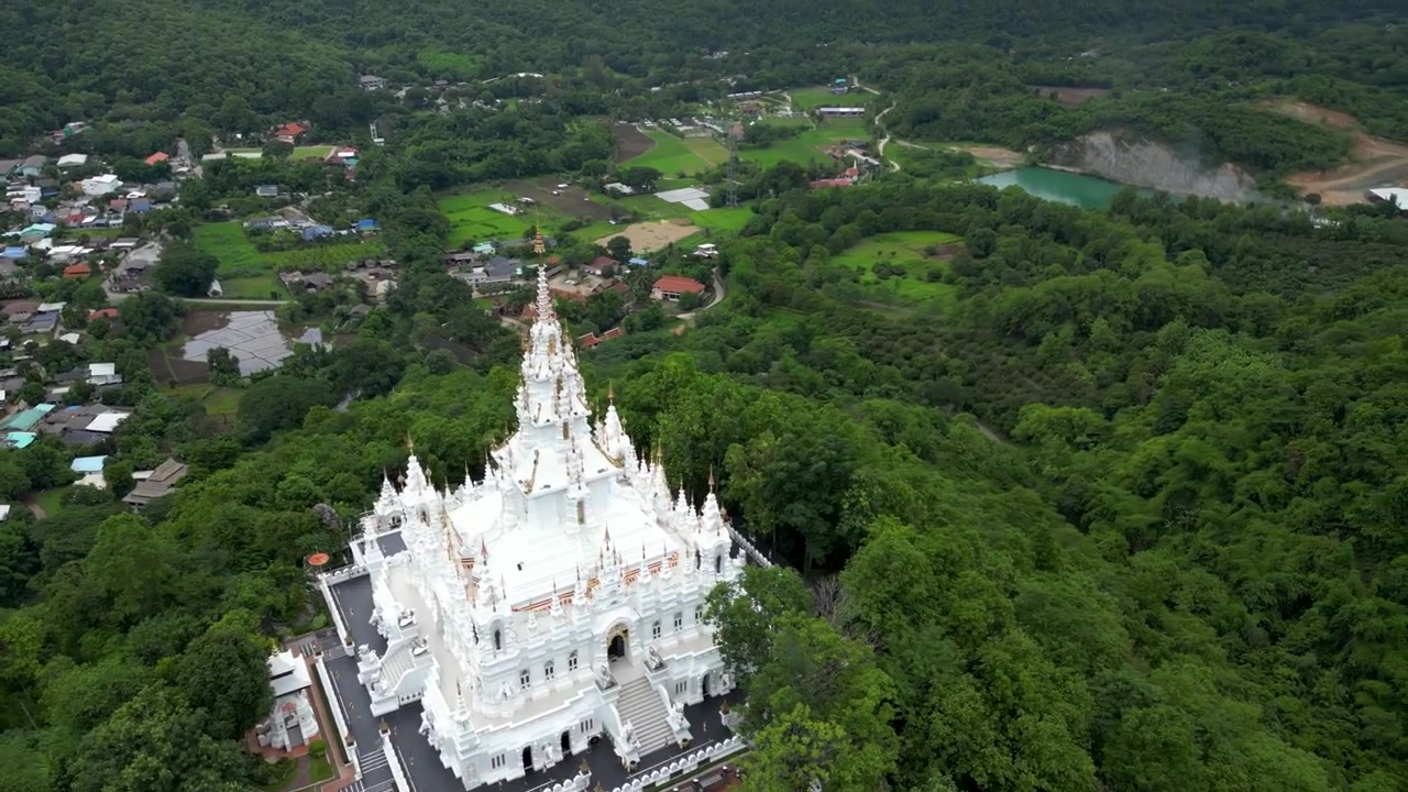 Cảnh quay drone điện ảnh tiết lộ ngôi đền tuyệt đẹp nhìn ra vùng nông thôn Thái Lan