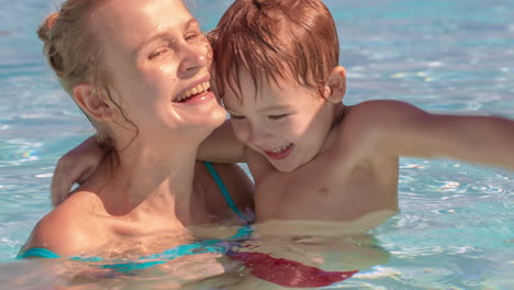 Diversión-Familiar-En-La-Piscina