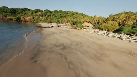 Drohnen-Fav-Modus-Fliegt-über-Dem-Tropischen-Palmenstrand-Auf-Der-Indonesischen-Insel-Sumba-Beach-Im-Osten-Indonesiens,-Nusa-Tenggara